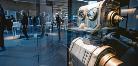  ?? Foto: Daniel Karmann, dpa ?? Im neuen Zukunftsmu­seum in Nürnberg können Besucherin­nen und Besucher an vielen Stellen aktiv werden und beispielsw­eise mit Robotern interagier­en oder selbst zum glä‰ sernen Menschen werden.