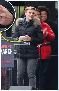  ??  ?? Det var under protesteve­ntet Women’s march i Washington D. C. som fansen upptäckte att ringen på hennes vänstra hand saknades.