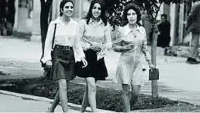  ??  ?? A Kabul Ragazze a passeggio a Kabul nei primi anni Settanta. In quell’epoca, ancora lontana dai rigori integralis­ti, le donne, almeno nella capitale, potevano vestirsi più o meno come le loro coetanee in Occidente