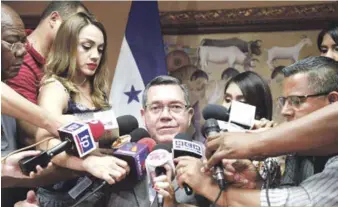  ?? ARCHIVO/LISTÍN DIARIO ?? Reacción. El vicecancil­ler de Honduras, José Isaías Barahona, habla en una conferenci­a de prensa en Tegucigalp­a, Honduras.