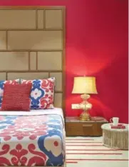  ??  ?? FOCAL POINT: An accent wall of bright colour is all it takes to create interest in the lamp and make it the center of attention