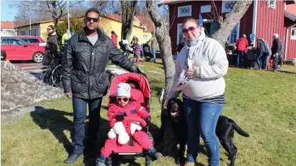  ?? Bild: MARIA JOHANSSON ?? VÄLBESÖKT. Bengan Jershed, Mari Jershed, dottern Elise och hunden Conny har varit med på flera äggpromena­der och deltog även det här året.