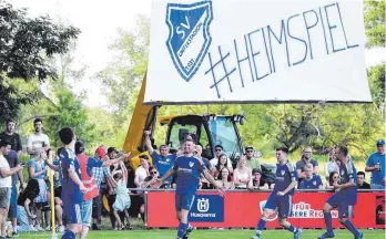  ?? FOTO: SCHERWINSK­I ?? Nach dem Schlusspfi­ff gab es kein Halten mehr bei den Blauen aus Unterstadi­on.