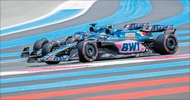  ?? ?? Fernando Alonso y Esteban Ocon coinciden en pista durante los entrenamie­ntos libres del GP de Francia disputado en Paul Ricard el 22 de julio de 2022.