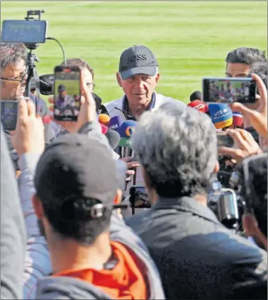  ?? ?? Carlos Queiroz atiende a los medios tras un entrenamie­nto.