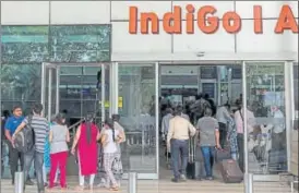  ?? SATISH BATE/HT PHOTO ?? A crowd of passengers at the Mumbai Airport on Tuesday.