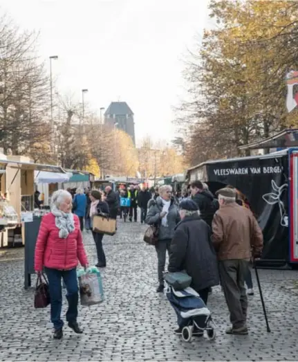  ??  ?? De markt op de Gitschotel­lei lokt wekelijks heel wat volk. Dat ze nu moeten verhuizen, maakt de marktkrame­rs kwaad. “Dit gaat ons centen én tijd kosten”, klinkt het.
FOTO PATRICK DE ROO