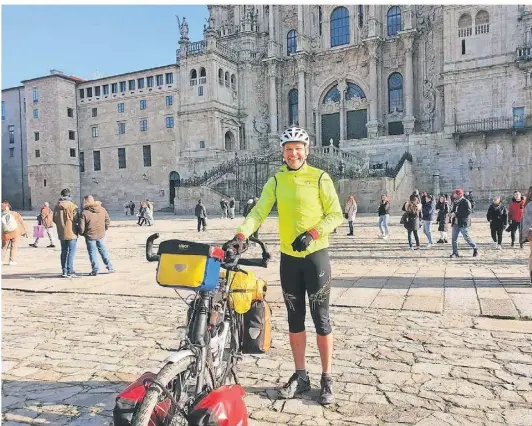  ?? FOTOS (3):
STEFAN SCHMITZ ?? Stefan Schmitz mit dem Fahrrad vor der Kathedrale in Santiago de Compostela. Der dortige Reliquiens­chrein des Apostels Jakobus ist das Ziel der Pilgerreis­en.