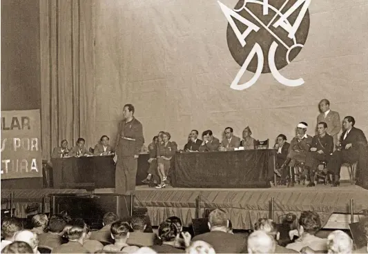  ??  ?? LITERATOS MILITANTES. Arriba, Rafael Alberti pronuncia un discurso en el mitin organizado por la Alianza de Intelectua­les Antifascis­tas en el teatro madrileño de la Zarzuela el 27 de septiembre de 1936.