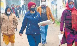  ?? HT PHOTO ?? Students coming out from the examinatio­n centre after sitting TET exam at BSNVP and KKC college, in Lucknow, on Sunday