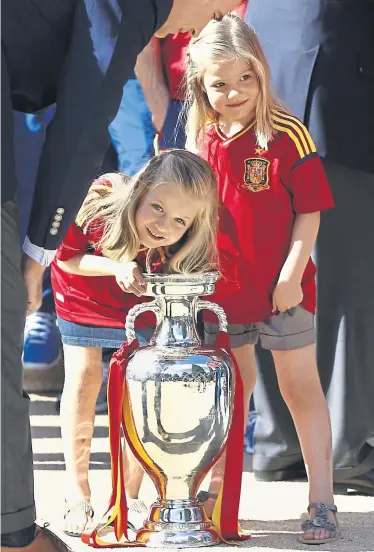  ?? AFP ?? Spanien liebt seine Fußballer, ihre Pokale und die Infantinne­n Sofia (r.) und Leonor. Als sie 2012 die EM-Trophäe nach dem 4:0-Sieg über Italien im La-Zarzuela-Palast zu Madrid in Empfang nahmen, war die Nation begeistert.