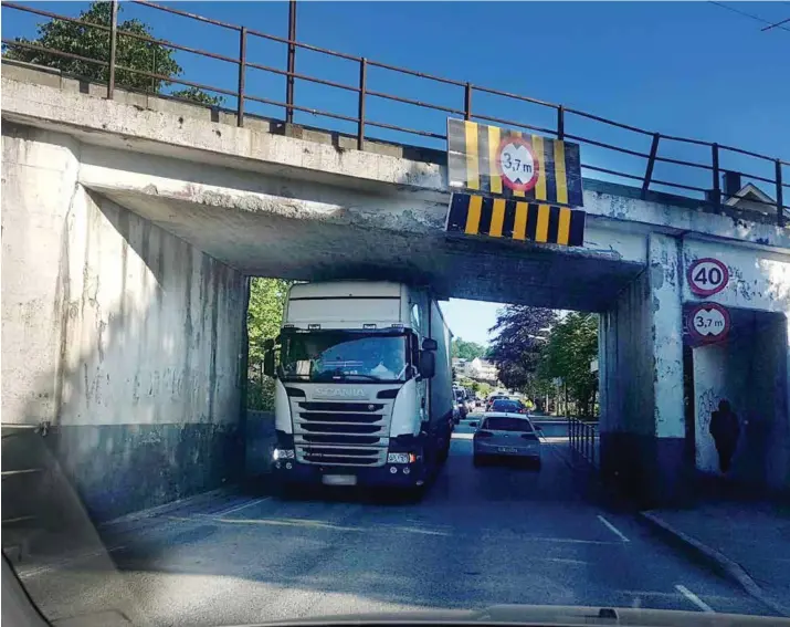  ?? LESERBILDE ?? 13. juni 2018. En polskregis­trert lastebil kjørte seg fast under jernbanebr­ua på Ganddal ved 07.30-tiden i går morges. Etter en halvtimes tid kom den seg løs igjen.