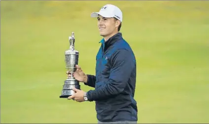  ?? FOTO: GETTY ?? A disfrutar de un triunfo espectacul­ar en el tramo final de Open. Spieth tiene claro lo que significa tener en sus manos la jarra de plata