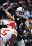  ?? JANE TYSKA — BAY AREA NEWS GROUP, FILE ?? Raiders quarterbac­k Derek Carr (4) passes in the first quarter of their 2015 game against the Chiefs in Oakland.