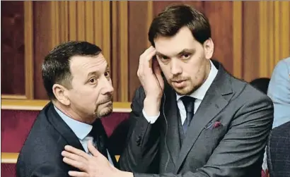  ?? SERGEI SUPINSKY / AFP ?? Honcharuk (a la derecha) en una sesión del Parlamento
