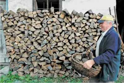  ?? ?? Vláda zastropova­la ceny elektriny na súčasných úrovniach, ale teplo a plyn stúpnu o 15 percent.
FOTO: TASR/F. IVÁN