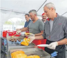  ?? FOTO: LEHMANN ?? Köfte vom Grill war nur eine von vielen Spezialitä­ten bei der Kermes der türkisch-islamische­n Ditib-Gemeinde in der Ulmer Straße.