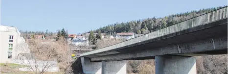  ?? FOTO: ARCHIV/KATJA MIELCAREK ?? Die neue Brücke über Donau und Bahn, die nach Vorstellun­g der Gemeindeve­rwaltung knapp 300 Meter weiter östlich der bisherigen Brücken gebaut werden soll, könnte der erste Teil der späteren Ortsumfahr­ung sein.