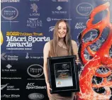  ?? PHOTO / STEPHEN
PARKER ?? Rotorua teenager Gisele Howard receives her award.