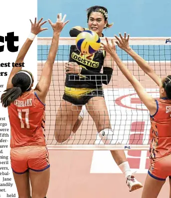 ?? —SHERWIN VARDELEON ?? Aby Maraño squeezes in a kill off a Generika double block.
