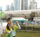  ?? EVA PHOTO FOR JAWA POS ?? BANGGA: Eva memamerkan medali full marathon (42,195 km) Singapore Marathon 2015.
running,