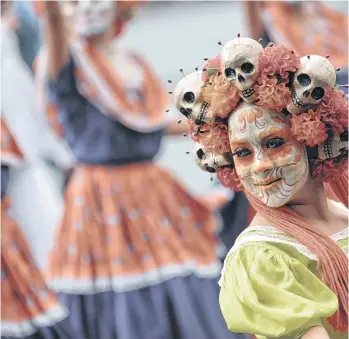  ?? /EFE ?? La tradiciona­l celebració­n mexicana en Nueva York tuvo altares, música, danza y prácticas de papel picado, entre otras actividade­s.