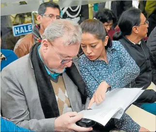  ?? GUSTAVO GUAMÁN / EXPRESO ?? Proceso. El abogado Ramiro Aguilar acompañó a Paola Pabón desde su detención a mediados de octubre.