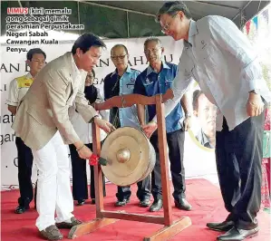  ??  ?? LIMUS (kiri) memalu gong sebagai gimik perasmian Perpustaka­an Negeri Sabah Cawangan Kuala Penyu.