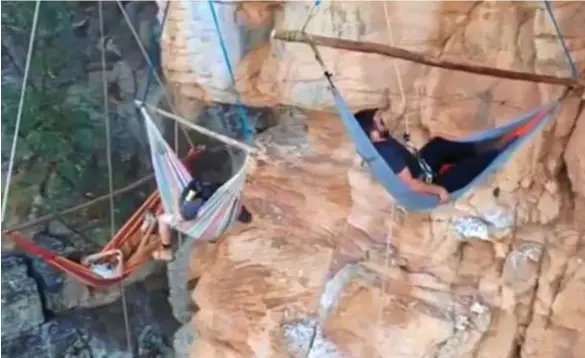  ?? PHOTO: DANIEL PROSSER ?? HAMMOCK BEDS: Seth Brumpton (right), Hayden Whip and Alex Caulfield spend the night suspended from cliffs near Toowoomba.