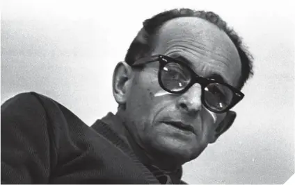  ??  ?? Junto a estas líneas, Adolf Eichmann, detenido por el Mossad en Argentina en 1960 y juzgado y condenado a muerte en Israel. En torno a su figura, Hannah Arendt trazó uno de los clásicos de la filosofía del siglo XX, Eichmann en Jerusalén, Un informe sobre la banalidad del mal. El teniente coronel de las SS fue uno de los “cerebros” del transporte de las víctimas del Holocausto. Abajo, el individuo en su juventud. En la otra página, arriba, la Ciudad Santa de Jerusalén y, abajo, el primer ministro de Israel, David BenGurión, entregando una Menorah al presidente Truman.