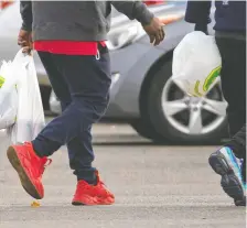  ?? GAVIN YOUNG FILES ?? Plastic shopping bags and other single-use plastic items are set to be banned by the federal government.