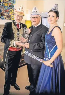  ?? RP-FOTO: ANDREAS ENDERMANN ?? Erzbischof Heiner Koch (Mitte) nimmt die Auszeichnu­ng von CC-Präsident Michael Laumen und Venetia Alina entgegen.