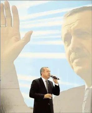  ??  ?? Erdoğan lässt seine Türken auch im Ausland nicht in Ruhe. Er wirbt fleißig für die Verfassung­sreform.