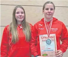  ?? FOTO: ACR ?? Maren und Laura Vornberger (von links) haben die Farben des AC Röhlingen erneut prächtig vertreten und eine Duftmarke beim internatio­nalen Turnier in Frankfurt/Oder gesetzt.