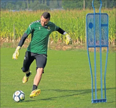  ??  ?? TITULAR. Stole Dimitrievs­ki, durante un entrenamie­nto de esta pretempora­da con el Nàstic de Tarragona.