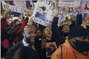  ?? DORAL CHENOWETH — THE COLUMBUS DISPATCH ?? Tamala Payne, center, with attorney Sean Walton, participat­e during a protest march over the shooting of her son, Casey Goodson Jr., by a Franklin County deputy sheriff in Columbus, Ohio.