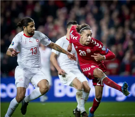  ?? KEYSTONE ?? Ricardo Rodriguez e (nascosto) Granit Xhaka non riescono a fermare Yussuf Poulsen: è il gol partita che condanna la Svizzera