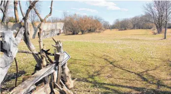  ?? FOTO: MICHAEL HOCHHEUSER ?? Auf diesem Gelände südlich des Sportplatz­es soll das Schuppenge­biet entstehen.