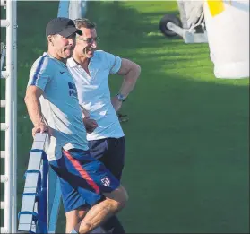  ?? FOTO: MD ?? Diego Simeone y Andrea Berta, director deportivo, en un entrenamie­nto del Atlético