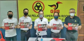  ?? ?? tiang (centre) shows his manifesto. at right is SUPP Pelawan chairman Clarence ting.