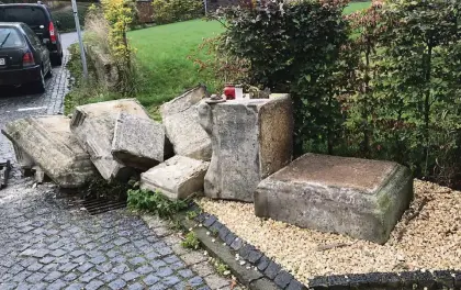  ?? FOTO: HEIMATVERE­IN ?? Anfang Oktober soll ein weißer Lkw den Fußfall in Liedberg so schwer beschädigt haben, dass er umfiel und zerbrach.