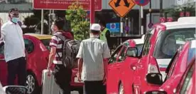  ?? (Foto hiasan) ?? Perkhidmat­an teksi masih mengekalka­n kadar tambang sama berbanding syarikat e-hailing.