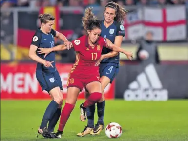  ??  ?? PUGNA. Olga García disputa un balón en el partido ante Inglaterra con Ellen White y Jill Scott.