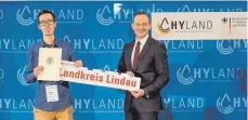  ?? FOTO: LRA ?? Philip Irber und Landrat Stegmann stellen das Wasserstof­f-Bündnis vor.