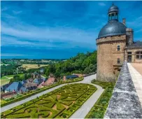  ?? ?? Le château de Hautefort (xvie-xviie siècles), ancienne propriété de la famille de Marie de Hautefort, dans le Périgord noir, domine le village du même nom.