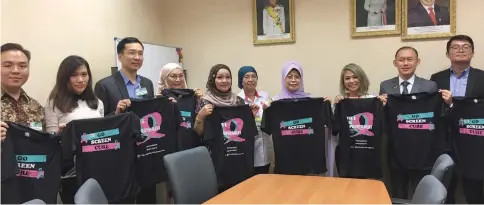  ??  ?? Fatimah (fourth right), Dr Abigail (third right) and other members of the delegation show the organisati­on’s T-shirts.