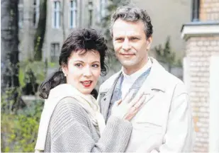  ?? FOTO: IMAGO IMAGES ?? Iris Berben und Peter Sattmann als Ehepaar in dem Fernsehfil­m „Tod in Miami“, der 1994 seine TV-Premiere bei RTL hatte.