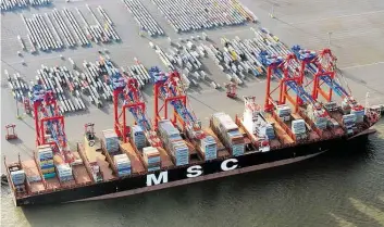  ?? GPA-ARCHIVBILG: WAGNER ?? Am Jade-Weser-Port in Wilhelmsha­ven ist auch Platz für große Schiffe – hier das Containers­chiff „MSC Oscar" (Niedersach­sen) beim Entladen (Bild aus 2015).