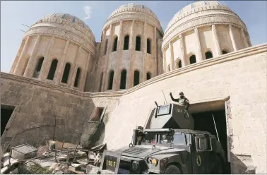  ?? Reuters ?? Iraqi Special Operations Forces clear a mosque of Islamic State militants in the al-zirai district of Mosul on Wednesday.