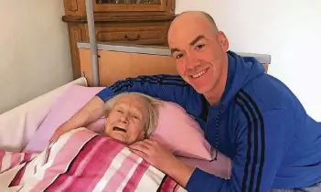  ?? FOTO: ZDF ?? Der 46-jährige Pfleger Markus mit einer seiner Patientinn­en.